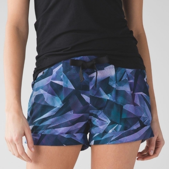 Lululemon Spring Break Away Short Pretty Prism Multi Size 4 - Picture 7 of 13